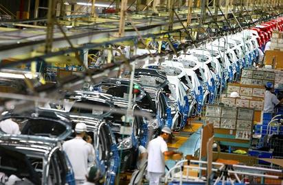 Unión Europea flexibiliza normas de emisiones para apoyar a fabricantes de autos