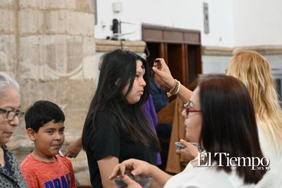 Católicos se dan cita en la Parroquia Santiago Apóstol para celebrar el Miércoles de Ceniza