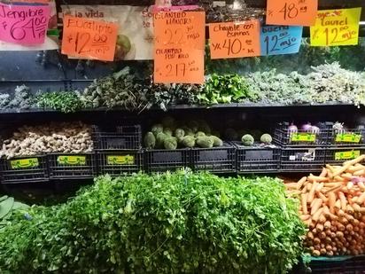 Jitomate y otras verduras suben hasta 40% por aranceles e inflación