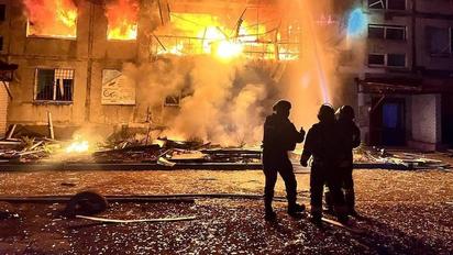 Al menos 12 muertos en ataques rusos en Ucrania; Kiev responde con drones