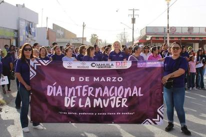 La alcaldesa Laura Jiménez encabeza marcha por el Día Internacional de la Mujer en Múzquiz.