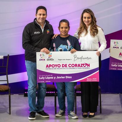 Entregan Javier y Luly “Apoyos de Corazón” a mujeres saltillenses