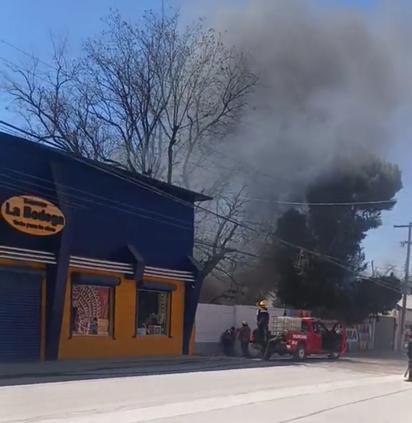  Bomberos de Múzquiz y Palaú controlan incendio en terreno de calle presidente Juárez