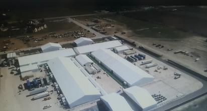 Por bajo flujo de migrantes cierran en Texas centro de procesamiento