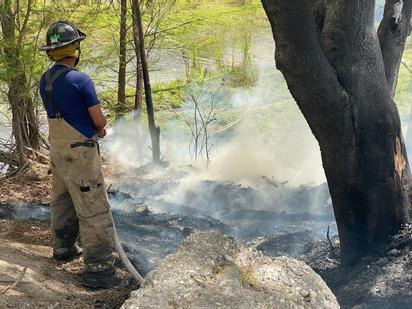 Incendio en la orilla del río en San Juan movilizan a Bomberos de Nueva Rosita
