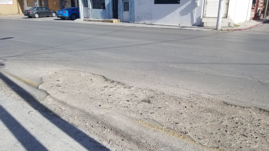 Baches en avenida Carranza complican circulación en Piedras Negras: Un nuevo bache sobre la avenida Carranza, a la altura de una antigua tienda de ropa frente a la calle Bordo, interrumpe fluidez