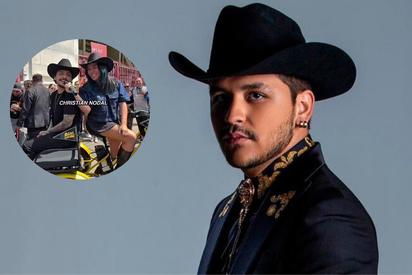 Christian Nodal sorprende al cantar en bicikaraoke en la CDMX