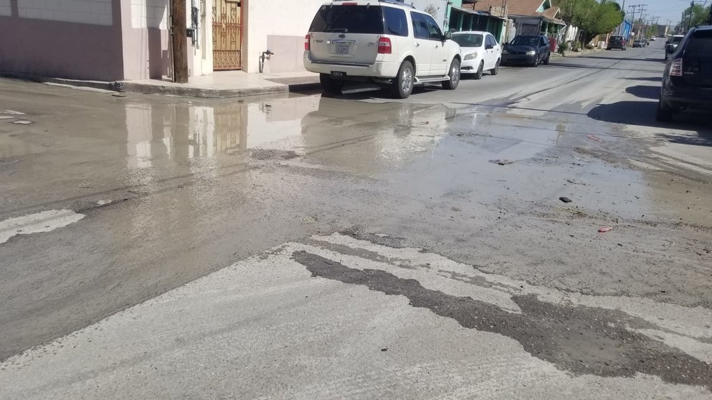 Vecinos reportan fuga de agua en la colonia 28 de junio: : Una fuga de agua en la colonia 28 de junio afecta el suministro en varias calles, particularmente en la Río Escondido.