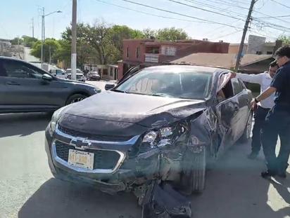Choque en avenida Durango deja daños materiales
