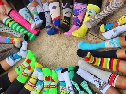 Calcetas disparejas: un símbolo de inclusión y conciencia sobre el Síndrome de Down