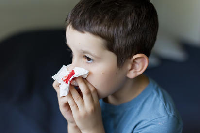 Aumentan casos de sangrado nasal en niños por clima y polvo