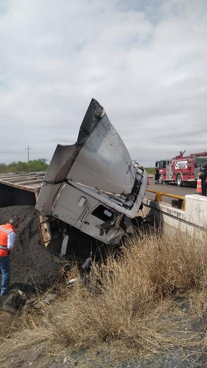 Trailero protagoniza tremendo accidente en la carretera Allende-Nueva Rosita