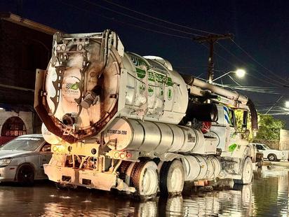  SIMAS Torreón y CONAGUA se coordinan y atienden filtración de agua de canal de riego a líneas sanitarias del ejido El Tajito 