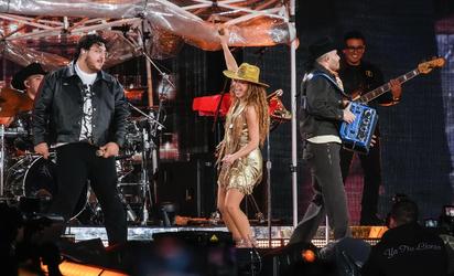 ¡Inesperado dueto! Shakira canta con Grupo Frontera y el público enloquece