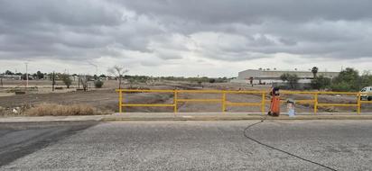 Realizan limpieza en el arroyo 'Aguililla' para mejorar la imagen urbana.