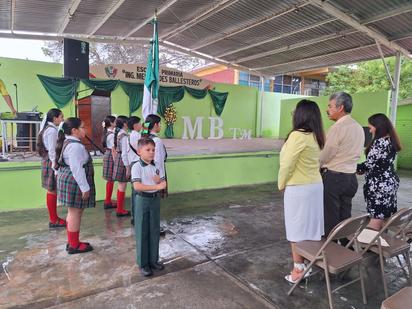 Pequeño conmueve al interpretar himno en señas; mira el video 