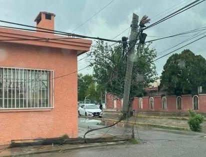 Vecinos de la comercio de agujita reportan poste caído en la vía pública