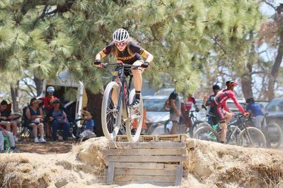 Alumna de la Escuela Normal de Monclova destaca en ciclismo y clasifica a los Nacionales CONADE 2025 