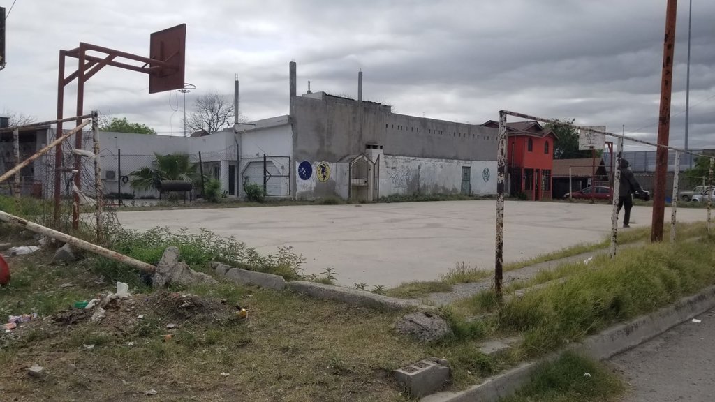 Vecinos denuncian el deterioro de cancha deportiva en la colonia González: La infraestructura deportiva en Piedras Negras se encuentra en malas condiciones, con una cancha multiusos en el olvido.