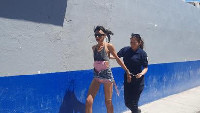 Mujer entra en casa ajena y aterroriza a sus ocupantes; la policía la detiene por falta administrativa