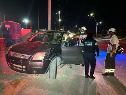 Conductor ebrio pierde el control y choca contra la banqueta en la colonia El Pueblo