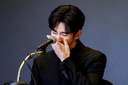 "Lágrimas sospechosas": Kim Soo-hyun estalla en llanto al negar polémica