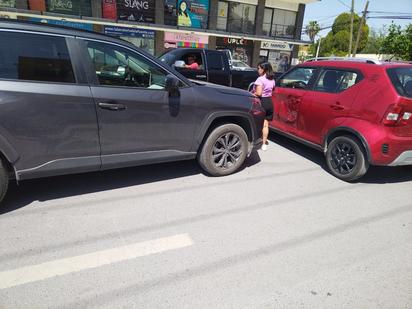 Camioneta impacta a coche tras imprudente maniobra en Monclova