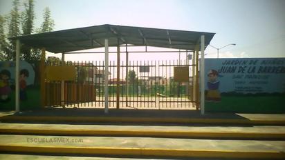 Padres de familia exigen sombra para el Jardín de Niños Juan de la Barrera
