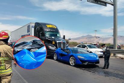 ¡Impactante! Tráiler choca con McLaren de  millones en plena carretera