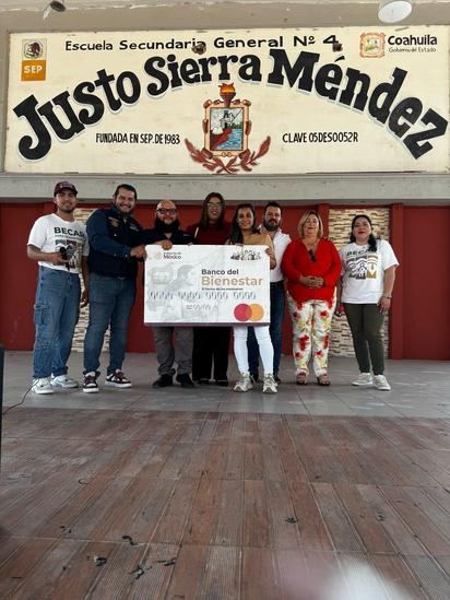740 estudiantes de secundaria reciben tarjeta de beca Rita Cetina 