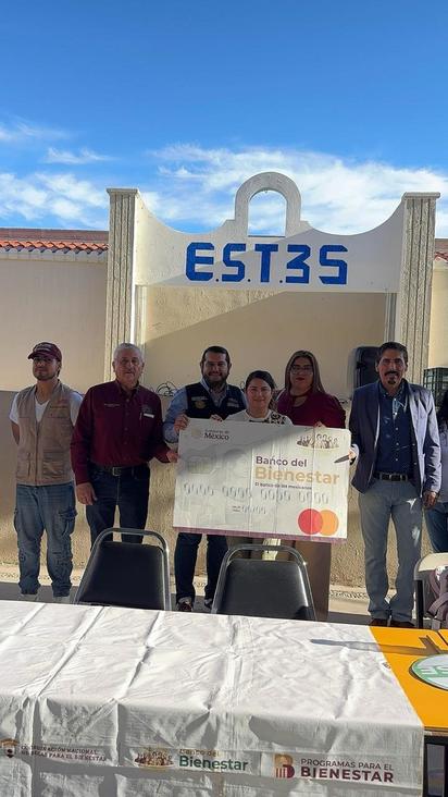  976 alumnos beneficiados con tarjeta para cobrar beca Rita Cetina 