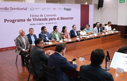 Alcalde de San Juan de Sabinas acompaña a gobernador en firma de convenio de vivienda