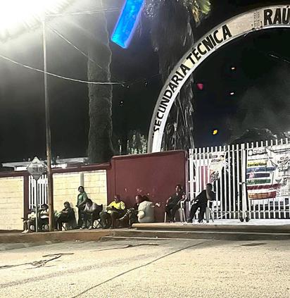 Padres pasan la noche en fila por beca Rita Cetina en Monclova 