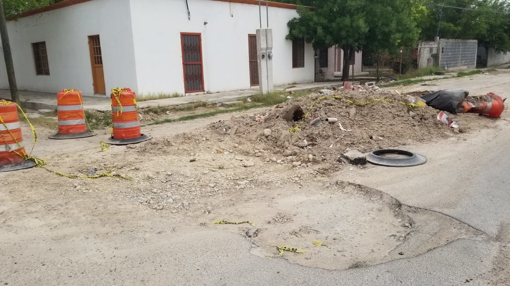 Fuga de drenaje en Villa de Fuente bloquea calles y genera caos: Una zanja abierta en Villa de Fuente para reparar lo que parece ser una fuga de drenaje ha afectado gravemente el tránsito.