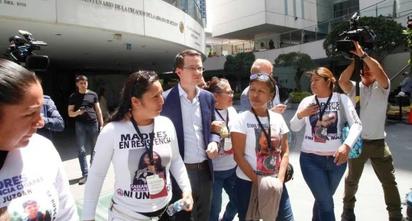 Madres buscadoras exigen acción al PAN en reunión por desapariciones