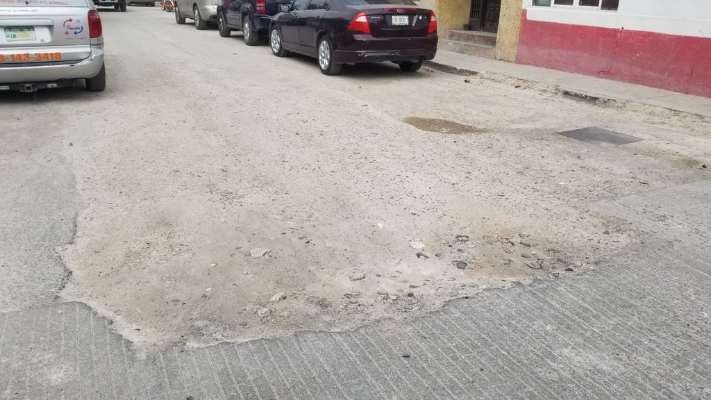 Baches en calle Mina dificultan circulación en Piedras Negras: Los baches en la calle Mina de Piedras Negras, entre Galeana y Anáhuac, siguen siendo un problema que afecta a los conductores. 