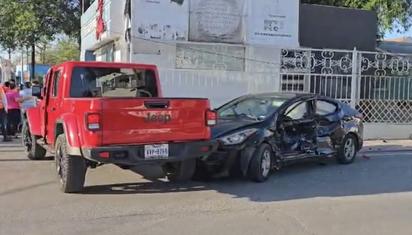 Choque en el centro de Piedras Negras deja dos mujeres lesionadas