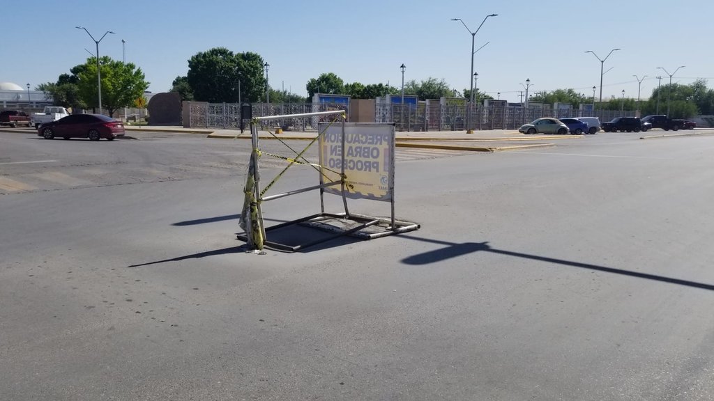 Obra inconclusa en calle Fuente afecta circulación desde hace meses: Una valla con el letrero \'Precaución: Obra en Progreso\' permanece bloqueando la calle Fuente