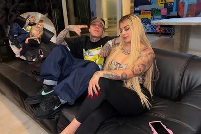 Santa Fe Klan genera polémica al posar con arma junto a influencer Mona