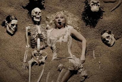 ¡Gaga asesina a su alter ego! El impactante ritual que dejó sin aliento en Coachella