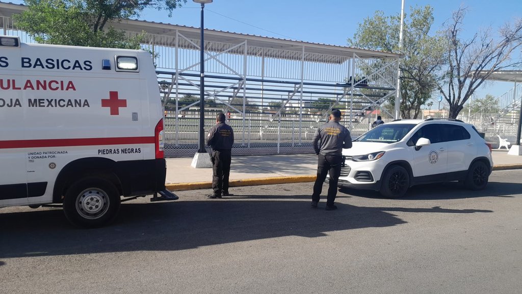 Accidente: Paramédicos de Cruz Roja le brindaron primeros auxilios en el lugar