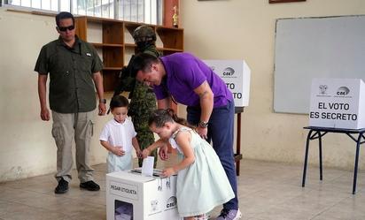 Ecuador elige presidente entre Noboa y González en balotaje ajustado
