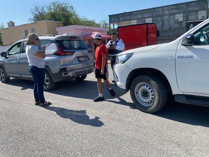 Colisión entre dos vehículos deja solo daños materiales en la colonia Los 90