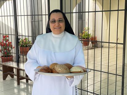 Aroma de fe: Monjas Dominicas hornean pan bendito para Jueves Santo