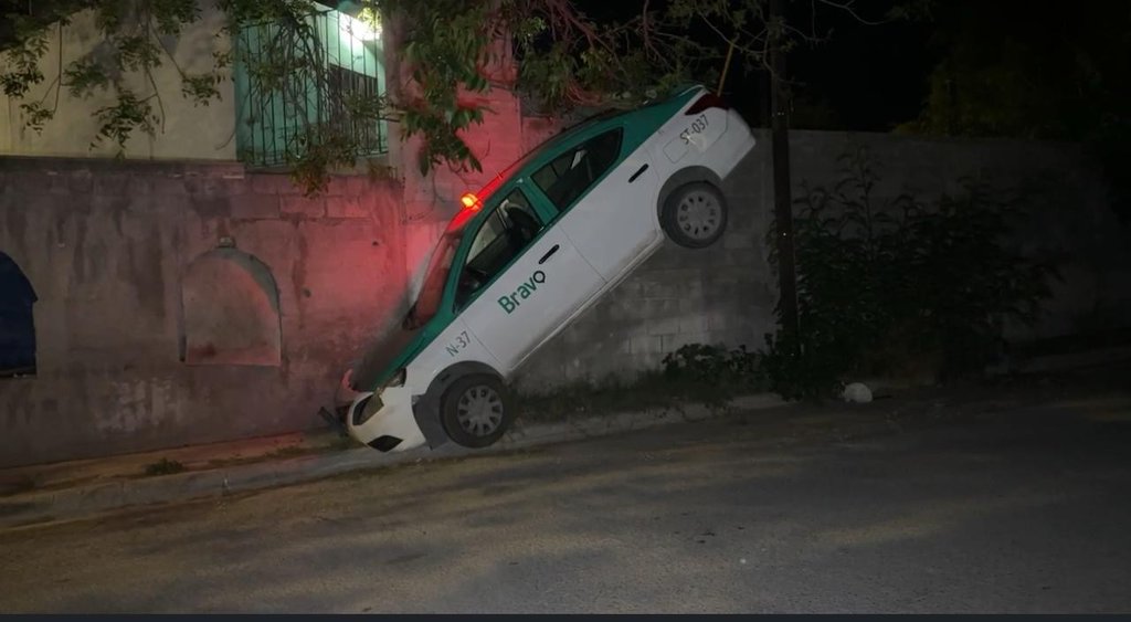 Accidente: El conductor, Francisco Javier Alor Martínez, de 58 años, manejaba un taxi Nissan Versa blanco con verde.