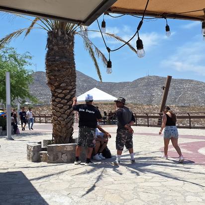 Aprovechan algunas personas para visitar el Santuario del Cristo de Las Noas