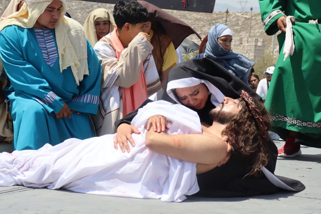 Viacrucis : La Cuz representa un triunfo, un trofeo, por Cristo nos ha redimido y salvado”.