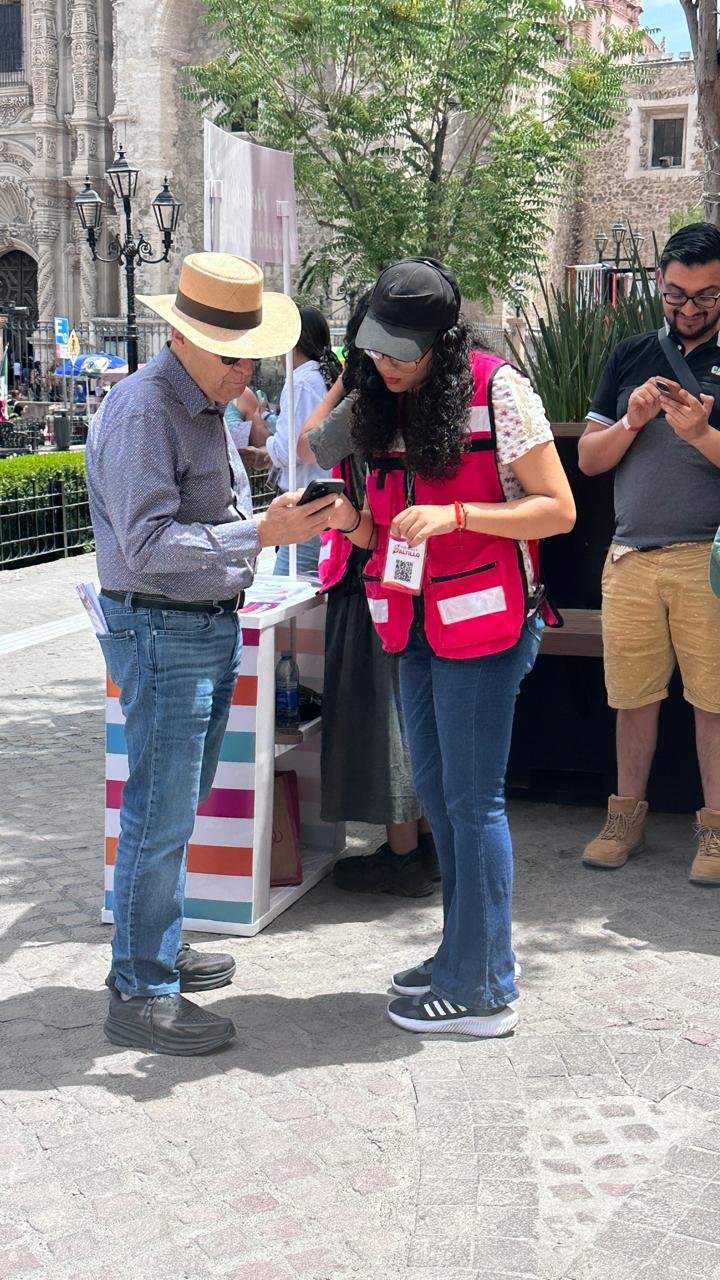 Turismo: Visitantes locales y extranjeros aprovechan recorridos gratuitos por el centro histórico.