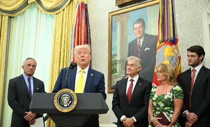 Prensa es escoltada de la Casa Blanca tras desmayo en juramentación