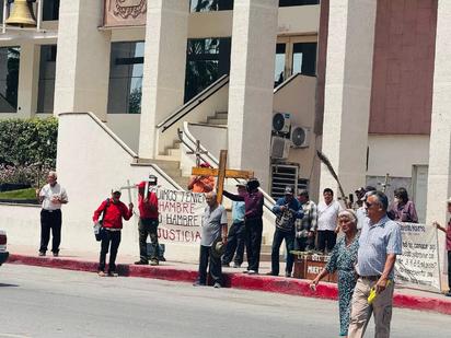Pensionados exigen justicia con marcha a manera de viacrucis  en Monclova   